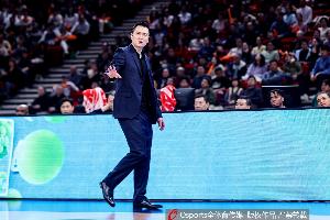 如何评价本场比赛的判罚？卢伟回答说谢谢大家 然后起身离开