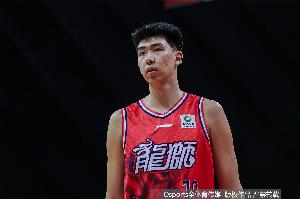 媒体人：文班亚马当然只有一个 但2米26徐昕的灵活性怎能不算潜力