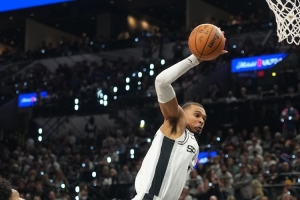 弗莱：尼克斯在判罚上确实吃亏了 但裁判就是会奖励马刺这种防守
