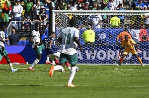 哈特质疑本届世界杯用球：遇远射多名门将用手碰到球却无法扑出