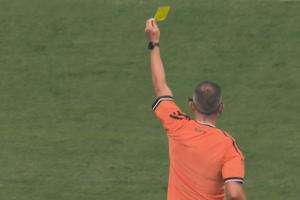 黄牌批发！加拿大vs摩洛哥上半场尾声，主裁奥利弗11分钟连出5黄