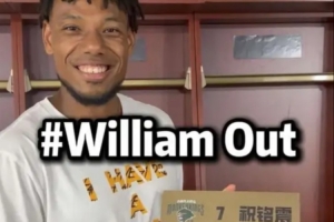 告别同曦！祝铭震亲手摘下更衣室铭牌 最后一次走过同曦球员通道