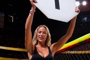 身材曼妙！WNBA美女球员索菲·坎宁安在UFC赛前扮演举牌小姐